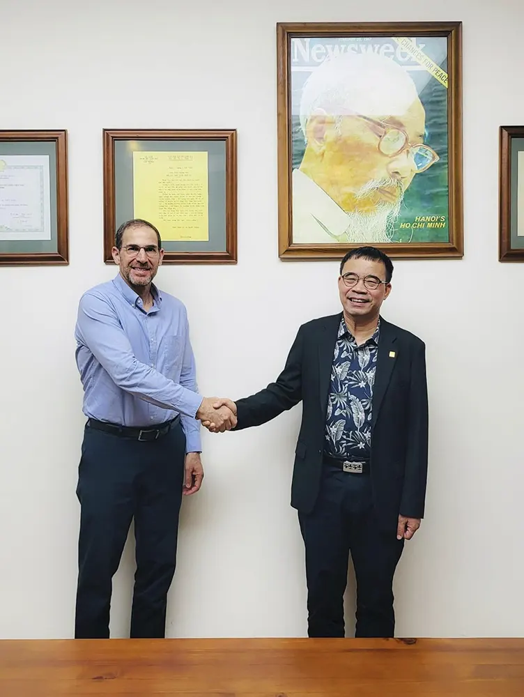 Hình ảnh bắt tay giữa Ông Uriya Zait – Giám Đốc khu vực Châu Á của Danpal và Tiến sĩ, Kiến trúc sư Phan Đăng Sơn – Chủ tịch Hội Kiến Trúc Sư Việt Nam